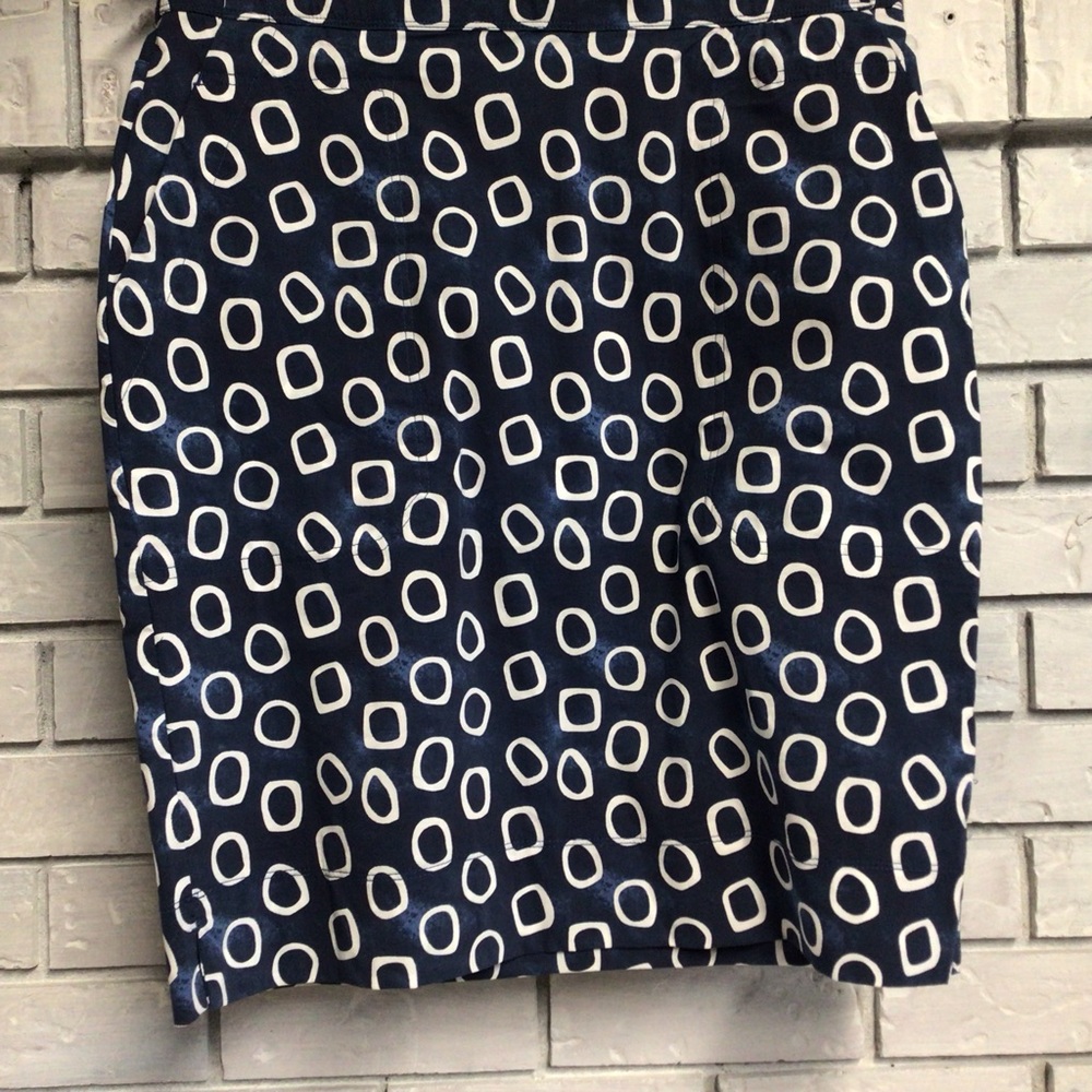 FOIL- NWT Navy and White Patterned Midi Skirt with Front and Back Pockets Size 8